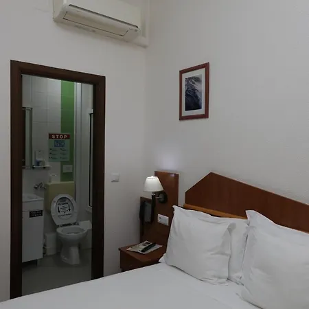 Pensao Praca Da Figueira Гостевой дом