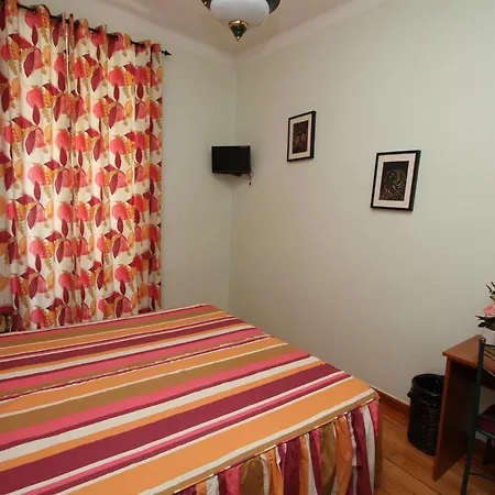 Pensao Praca Da Figueira Гостевой дом